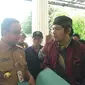Gubernur DKI Jakarta Anies Baswedan menerima aduan warga di Balai Kota (Liputan6.com/Delvira Hutabarat)