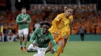 Chiedozie Ogbene dari Republik Irlandia, kiri, dan Xavi Simons dari Belanda berebut bola pada pertandingan sepak bola kualifikasi Grup C Euro 2024 antara Irlandia dan Belanda di Stadion Aviva, Dublin, Irlandia, Minggu, 10 September 2023. (Donall Farmer /PA melalui AP)