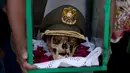 Sebuah tengkorak mengenkan topi tentara saat Festival Natitas di La Paz, Bolivia (8/11). Ritual ini digelar seminggu setelah Hari Mati di Bolivia. (AP Photo/Juan Karita)