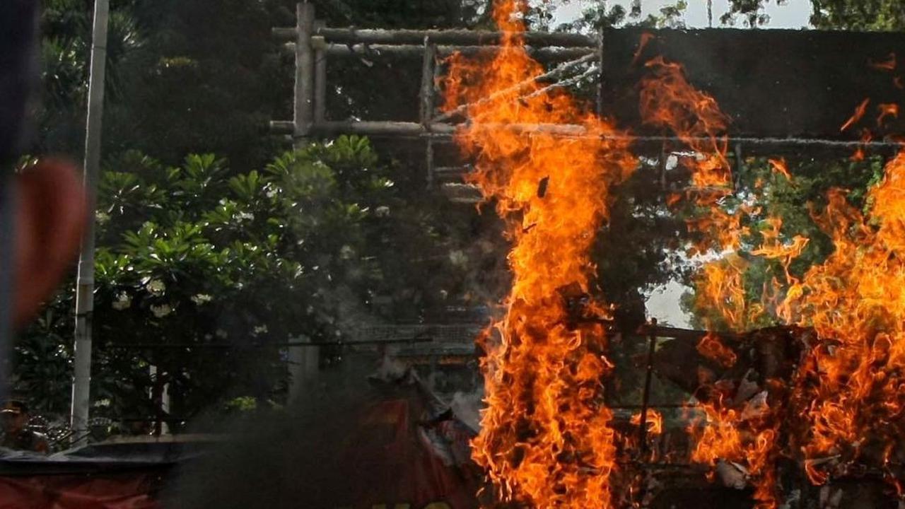 Unjuk rasa ini juga diwarni aksi pembakaran sebagai bentuk melonak kebijakan menyengsarakan buruh. (Liputan6.com/Angga Yuniar)