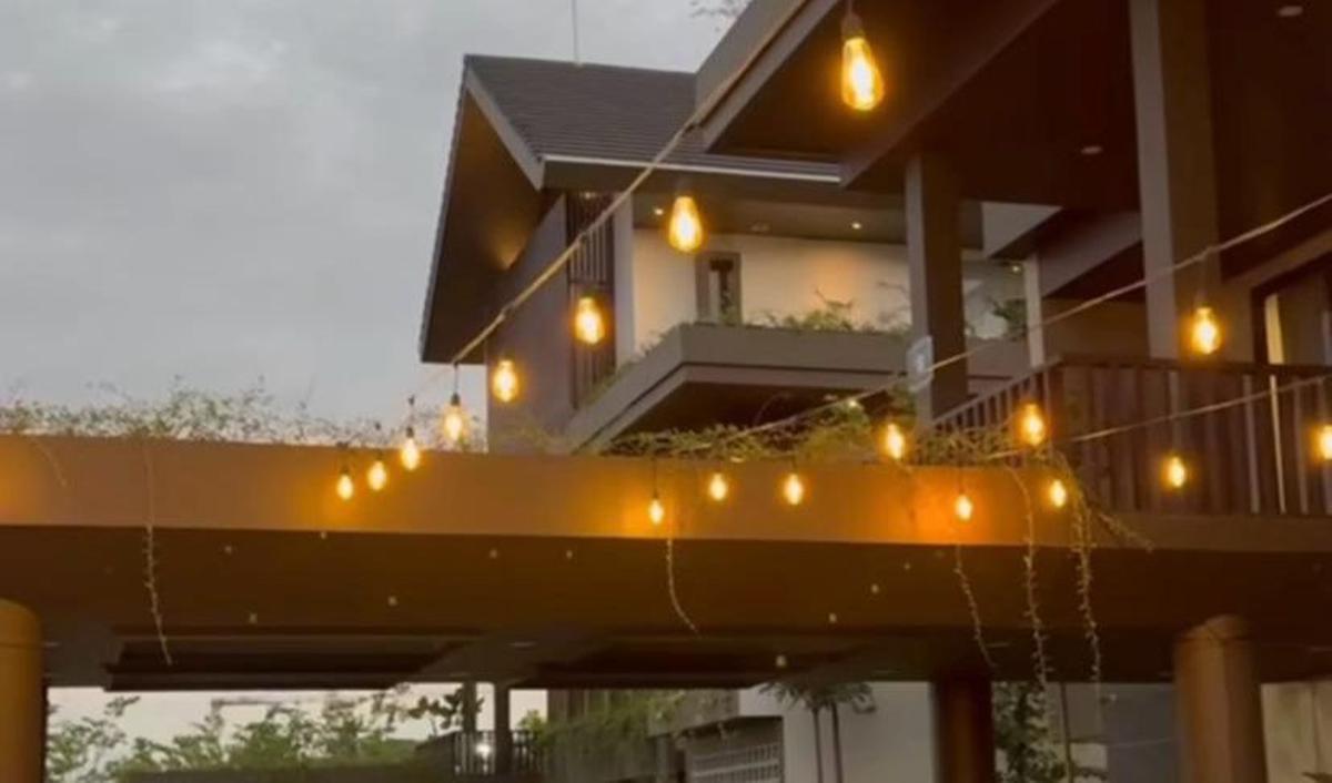 "Pertama kali bermalam di Rumah Tapak Jabatan Menteri, di IKN. Langsung kita bahas bareng kang @ridwankamil Gubernur sekaligus kurator pembangunan IKN kita tercinta,"&nbsp;
