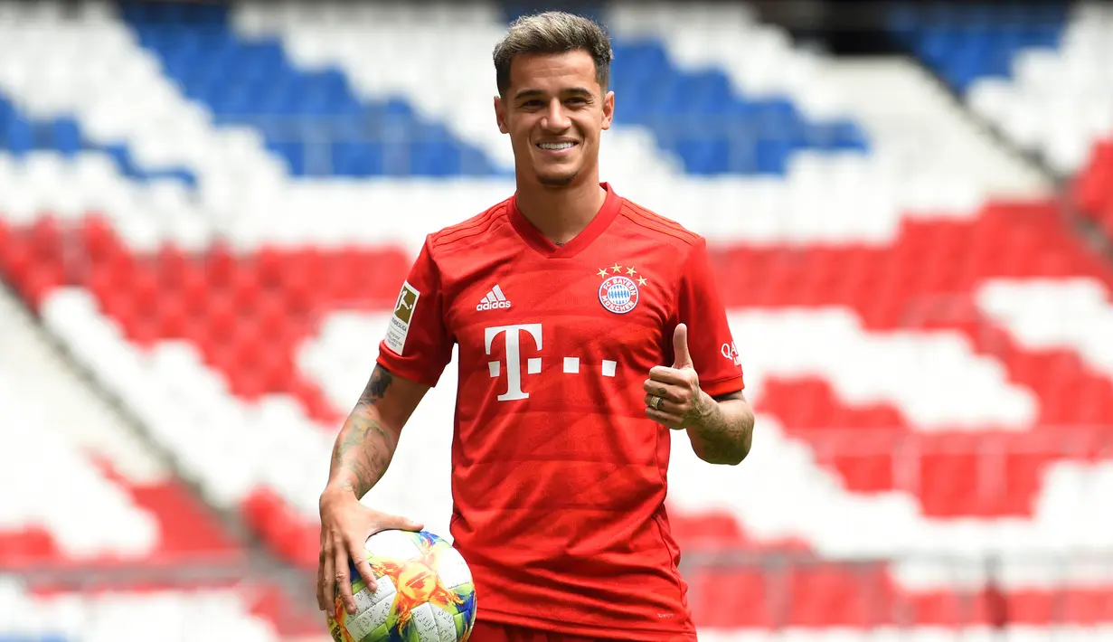 Pemain baru Bayern Munchen Philippe Coutinho berpose saat presentasi di Munich, Jerman, Senin (19/8/2019). Coutinho pindah ke Bayern Munchen setelah gagal bersinar bersama Barcelona. (CHRISTOF STACHE/AFP)