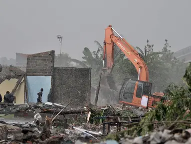 Warga terdampak menyaksikan kendaraan alat berat menggusur permukiman di Cipinang Melayu, Jakarta, Selasa (21/7/2020). Sebanyak 24 rumah di RT 009/014 Kelurahan Cipinang Melayu itu digusur oleh petugas gabungan untuk lahan proyek pembangunan kereta cepat Jakarta-Bandung. (merdeka.com/Iqbal Nugroho)