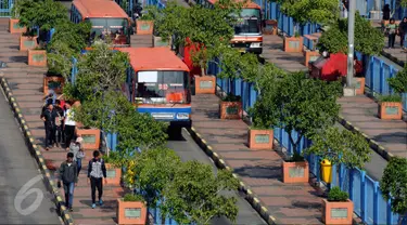 Sejumlah calon penumpang melintas di Terminal Blok M Jakarta, Selasa (22/3). Terminal Blok M terlihat lebih sepi akibat isu sejumlah aksi persatuan pengemudi angkutan darat yang menolak angkutan umum berbasis on-line. (Liputan6.com/Helmi Fithriansyah)