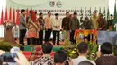 Wakil Presiden RI Jusuf Kalla menandatangani prasasti  saat peresmian Gedung Insan Cita Medan disela penutupan Musyawarah Nasional (Munas) Korps Alumni Himpunan Mahasiswa Islam ke-10 di Medan