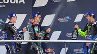 Tiga pembalap Yamaha di podium MotoGP Andalusia: Maverick Vninales, Fabio Quartararo, dan Valentino Rossi. (JAVIER SORIANO / AFP)