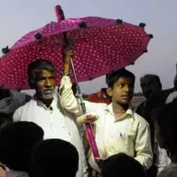 Bocah umur 14 tahun asal India ini ciptakan payung bertenaga surya. | via: hindustantimes.com