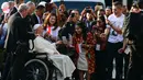 Paus Fransiskus menyapa para jemaat saat tiba di Katedral Bunda Maria Diangkat ke Surga, Jakarta pada 4 September 2024. (Tiziana FABI/AFP)