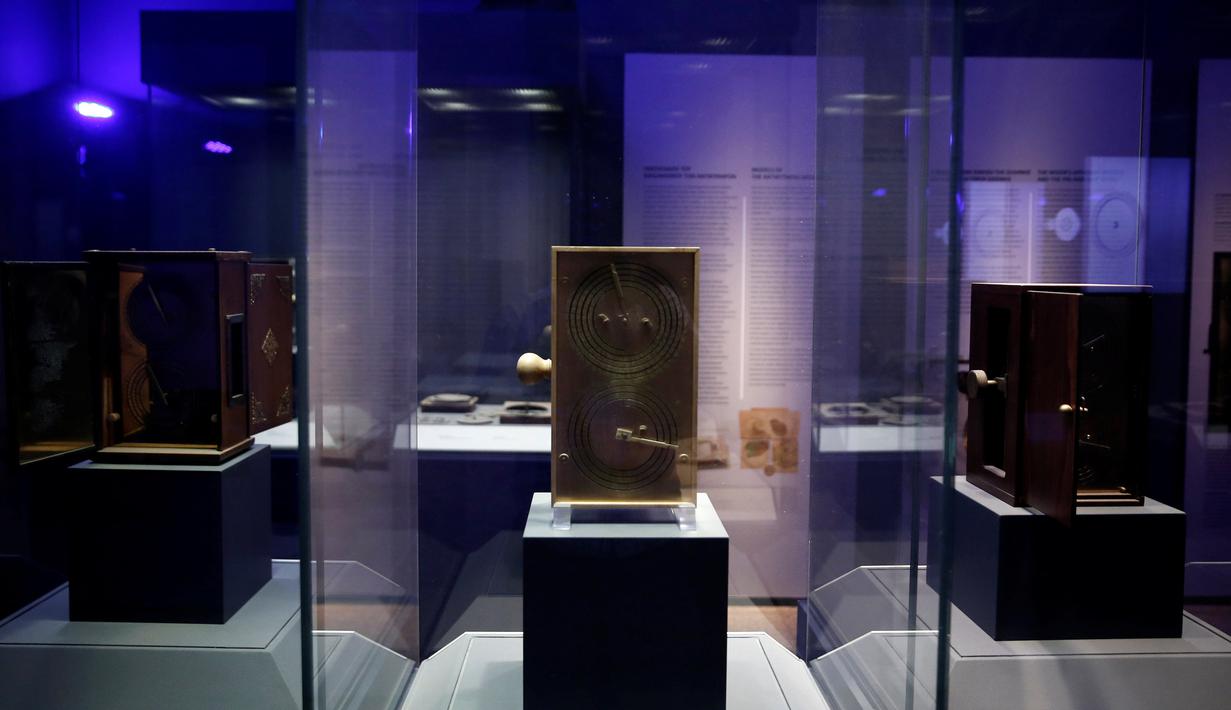 Replika Mekanisme Antikythera ditampilkan di Museum Arkeologi Nasional, Athena , Yunani 9 Juni 2016. Ditemukan di bawah laut, Ilmuwan kini masih melakukan pencarian artefak atau peninggalan terkait alat ini. (GAMBAR REUTERS / Alkis Konstantinidis)