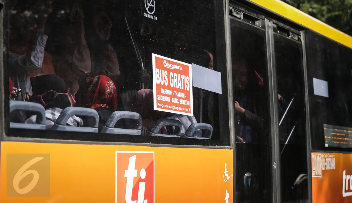 Penumpang menggunakan bus Transjakarta gratis, Jakarta, Selasa (5/4). Dalam rangka uji coba penghapusan three in one, Kepala Dinas Perhubungan dan Transportasi DKI Andri Yansyah mengatakan sudah menyiapkan bus tambahan gratis. (Liputan6.com/Faizal Fanani)
