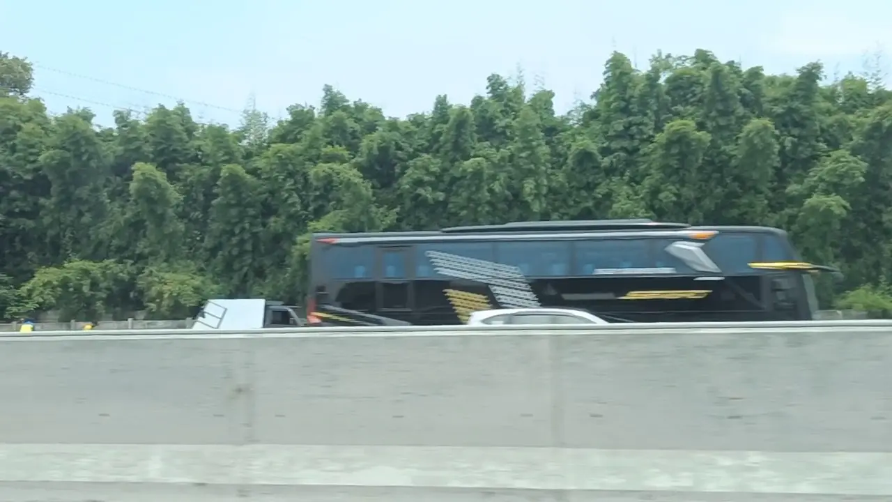Situasi pasca-kecelakaan beruntun di Tol Jakarta-Cikampek (Japek).