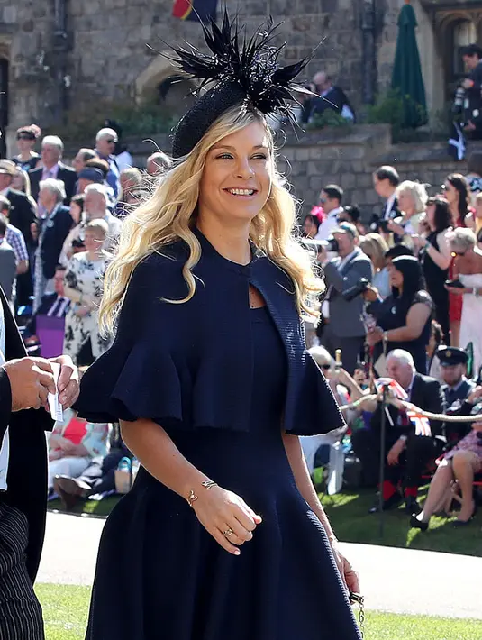 Mantan kekasih Pangeran Harry, Chelsy Davy tiba menghadiri pernikahan Pangeran Harry dan Meghan Markle di Kapel St George, Kastil Windsor, (19/5). Chelsy Davy tampil cantik dengan gaun biru navy dipadukan topi berwarna senada. (AFP Photo/Chris Radburn)