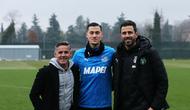 Pelatih Timnas Indonesia, John Herdman (kiri), saat menyambangi Jay Idzes yang sedang berlatih bersama Sassuolo. (dok. Sassuolo)
