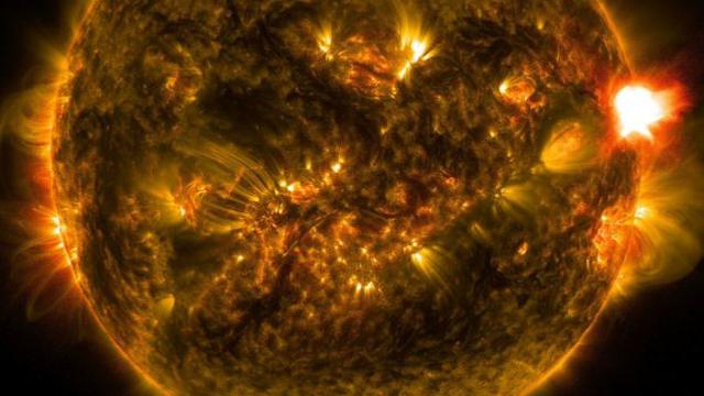 Solar flare atau semburan matahari. (SDO/NASA)