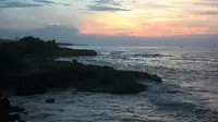 Memburu Senja di Pantai, Menikmati Jingga di Batas Cakrawala