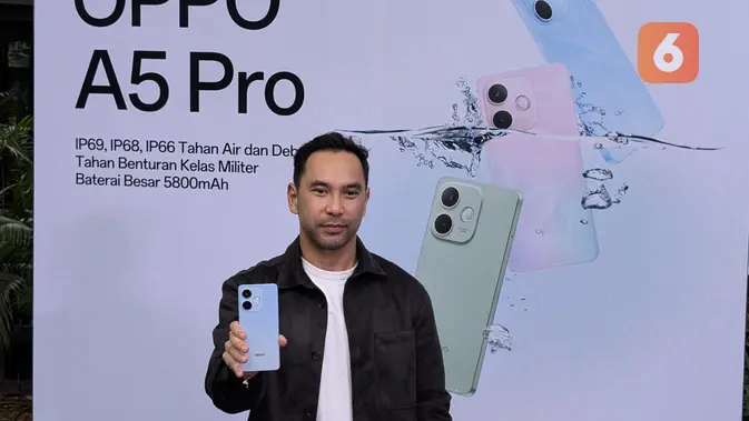 <p>Arga Simanjuntak, Head of Public Relations Oppo Indonesia saat uji coba ketahanan Oppo A5 Pro di Jakarta, Jumat (14/3/2025). (Liputan6.com/ Yuslianson)</p>