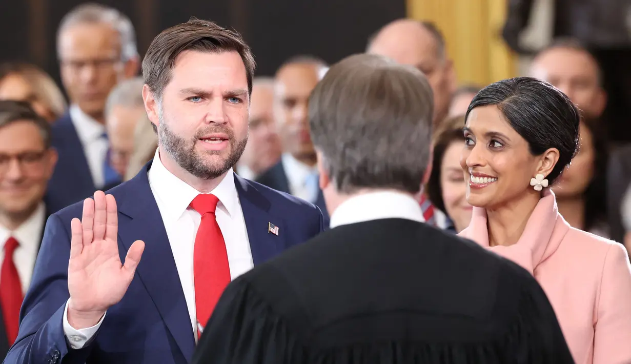 Donald Trump akan didampingi JD Vance yang sebelumnya juga secara resmi menjadi Wakil Presiden Amerika Serikat usai membacakan sumpah jabatannya. (Kevin Lamarque/POOL/AFP)