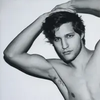 Untuk meraih kesuksesan di dunia modeling, pria ini rela impotensi alias kehilangan gairah seksnya. 
