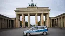 Polisi mengatakan para aktivisi tersebut menyemprot keenam tiang landmark populer di ibu kota Jerman itu menggunakan alat pemadam kebakaran yang diisi cat.  (AP Photo/Markus Schreiber)