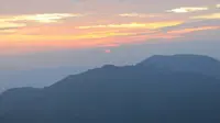 Melihat Keelokan dari Dekat Golden Sunrise di Puncak Sikunir
