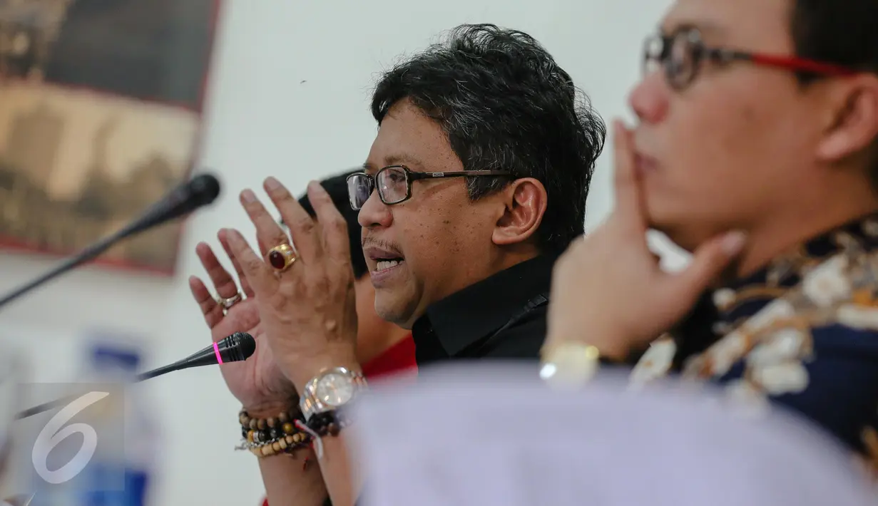 Sekjen PDIP, Hasto Kristiyanto (tengah) memberi paparan saat diskusi menyambut Rakernas dan Harlah PDIP ke-43 di DPP PDIP, Jakarta, Senin (4/1/2016). PDIP akan menggelar rakornas pada 10-12 Januari 2016 di JI Expo, Kemayoran. (Liputan6.com/Faizal Fanani)