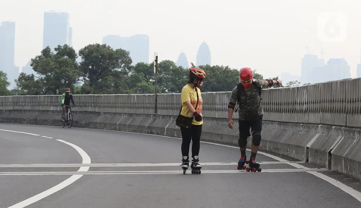 Warga bermain sepatu roda saat Car Free Day (CFD) di Jalan Layang Non Tol Antarasari, Jakarta, Minggu (28/6/2020). Digantikannya HBKB atau CFD di 32 lokasi baru dengan alasan menghindari terjadinya kerumunan warga untuk mencegah penyebaran COVID-19. (Liputan6.com/Herman Zakharia)