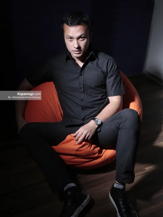 Nicholas menambahkan dalam berbusana atau berpakaian biasanya ia selalu melihat acara apa yang akan ia datangi. Pakaian yang digunakan sebisa mungkin selalu serasi dengan suasana yang akan ia hadiri. (Kapanlagi.com/Muhammad Akrom Sukarya)