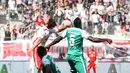 Bek Werder Bremen, Assani Lukimya (kanan) berduel di udara dengan penyerang RB Salzburg pada babak semifinal. (Bola.com/Reza Khomaini)