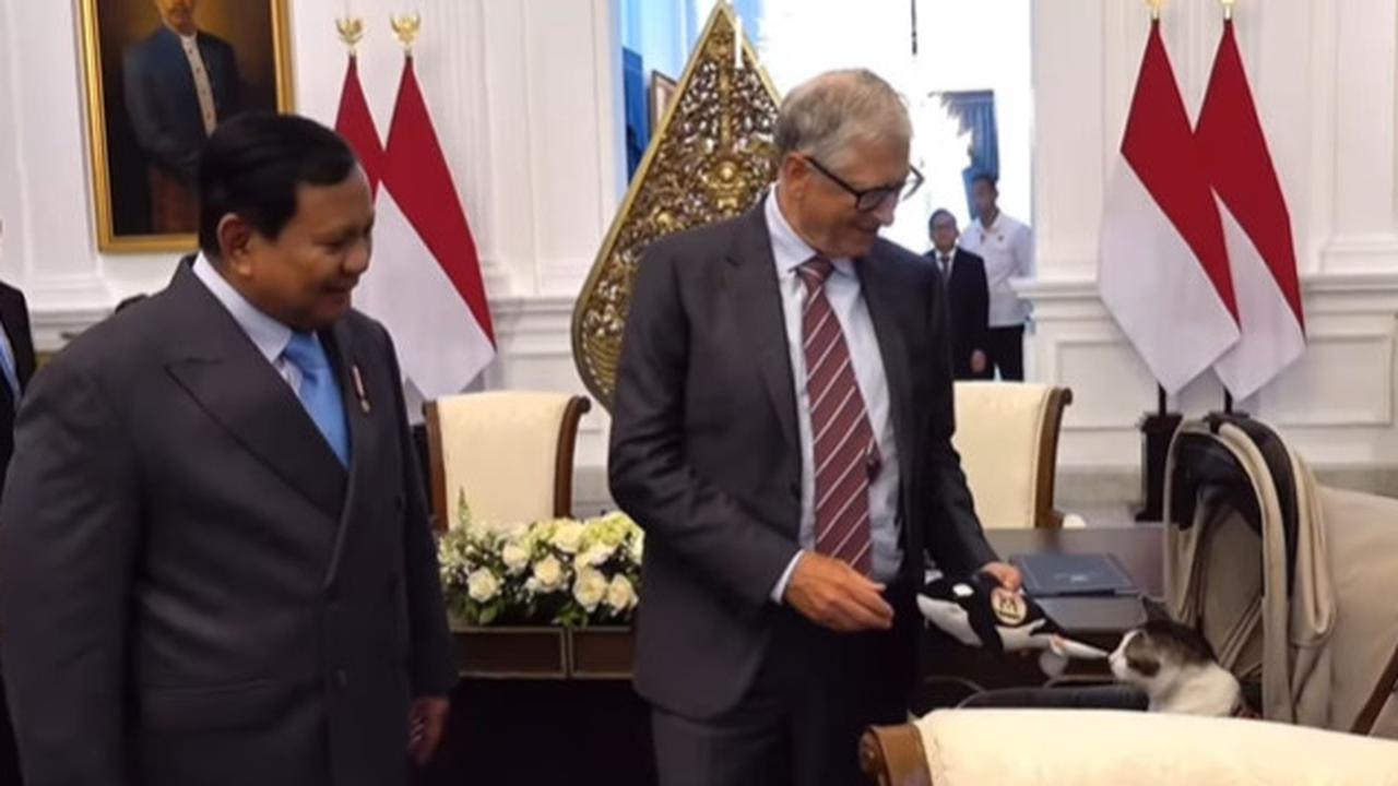 Momen Lucu Saat Bill Gates Berikan Kado untuk Bobby Kertanegara, Kucing Kesayangan Prabowo