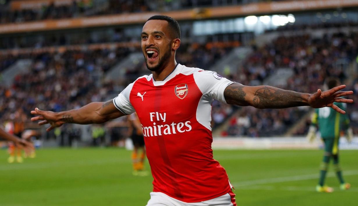 Ekspresi pemain Arsenal, Theo Walcott, setelah mencetak gol kedua ke gawang Hull City pada laga lanjutan Premier League, di KCOM Stadium, Sabtu (17/9/20106). (Reuters/Russell Cheyne)