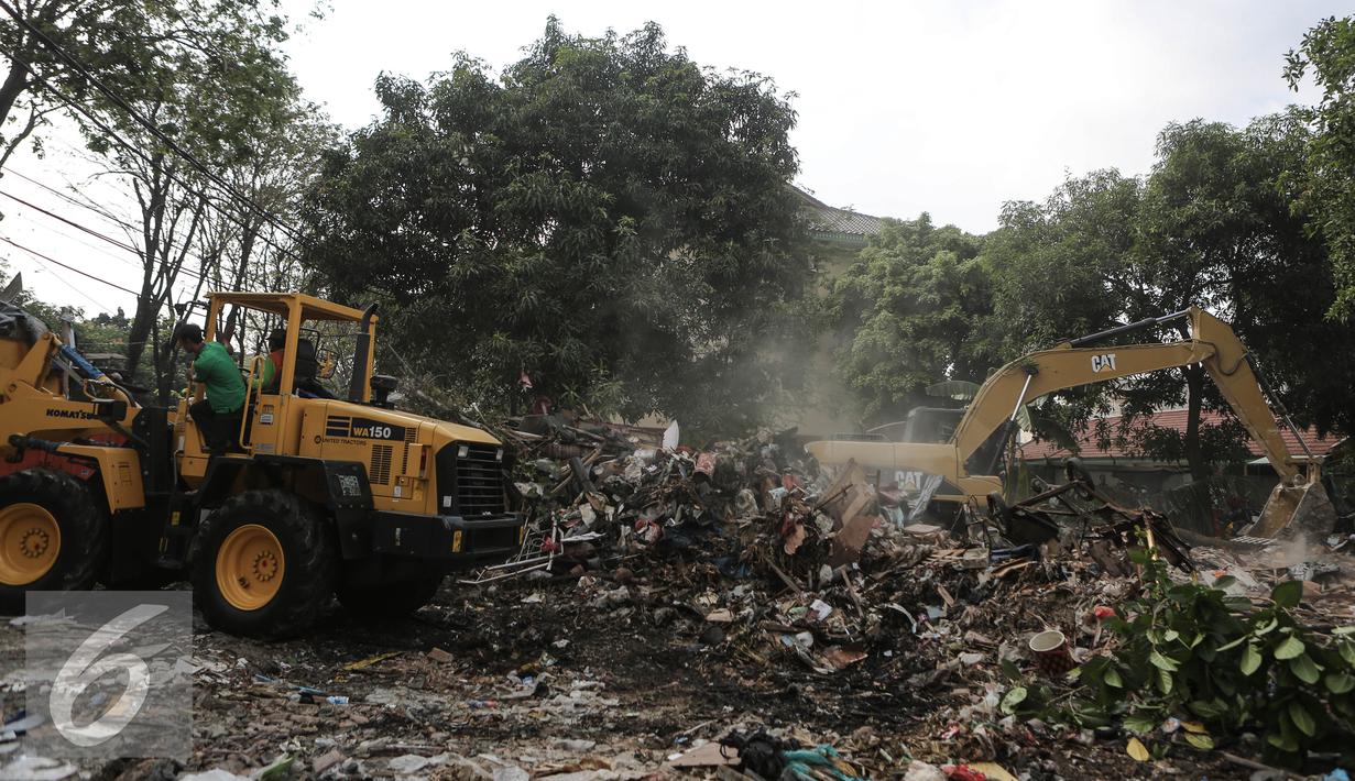 Sejumlah alat berat diturunkan saat penggusuran di kawasan Rawasari Selatan, Jakarta, Kamis (23/7/2015). Tampak upaya petugas saat melakukan pengusuran di  Rawasari Selatan. (Liputan6.com/Faizal Fanani)