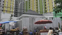 Seorang anak bermain di dekat rumah susun sewa (Rusunawa) Pasar Rumput, Jakarta, Senin (15/7/2019). Setelah pembangunan Rusunawa diresmikan, selanjutnya akan diserahterimakan kepada Pemprov DKI Jakarta untuk dikelola lebih lanjut. (merdeka.com/Iqbal S. Nugroho)