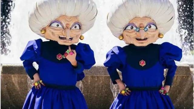 Keren, Si Kembar Ini Suka Cosplay dengan Kostum Mengerikan