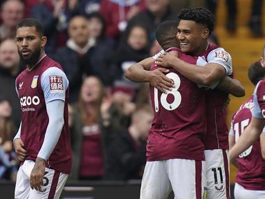 Duel dua tim kuda hitam di papan atas Liga Inggris musim 2022/2023 antara tuan rumah Aston Villa menghadapi Newcastle United berakhir dengan kemenangan telak 3-0 The Villans atas The Magpies. Dalam laga yang digelar Sabtu (15/4/2023) sore WIB, striker Aston Villa Ollie Watkins tampil licin bak belut dengan menyumbang dua gol dan satu assist. Dengan hasil ini Aston Villa yang kini mengemas 50 poin berada di posisi ke-6, lebih baik dari dua tim Big Six, Liverpool dan Chelsea. Sementara Newcastle United yang mengoleksi 56 poin di posisi ketiga rentan digeser MU yang baru bertanding Minggu (16/4/2023). (PA via AP/Jacob King)