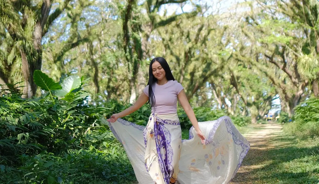 Tampil dengan busana kasual seperti kaos ungu, tidak lupa Yura Yunita tampil dengan gaya khasnya yaitu dengan kain-kain nusantara. Tampil simpel namun menawan, gayanya ini kerap menjadi inspirasi bagi penggemarnya. (Liputan6.com/IG/@yurayunita)