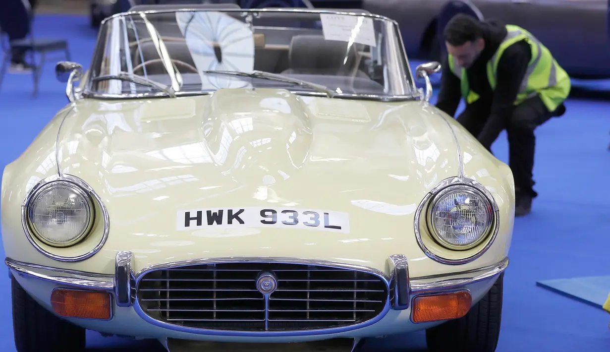 Sebuah mobil Jaguar E-Type V12 Roadster keluaran tahun 1973 dipamerkan dalam lelang Coys di London, Inggris (11/4). Jaguar ini diperkirakan seharga 227,000-292,000 USD atau 196,000-256,000 Euro. (AP Photo / Frank Augstein)