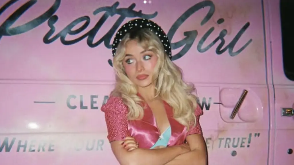 DI tengah kontroversi penampilannya di SNL, Sabrina Carpenter tampil menawan di Coachella 2026.