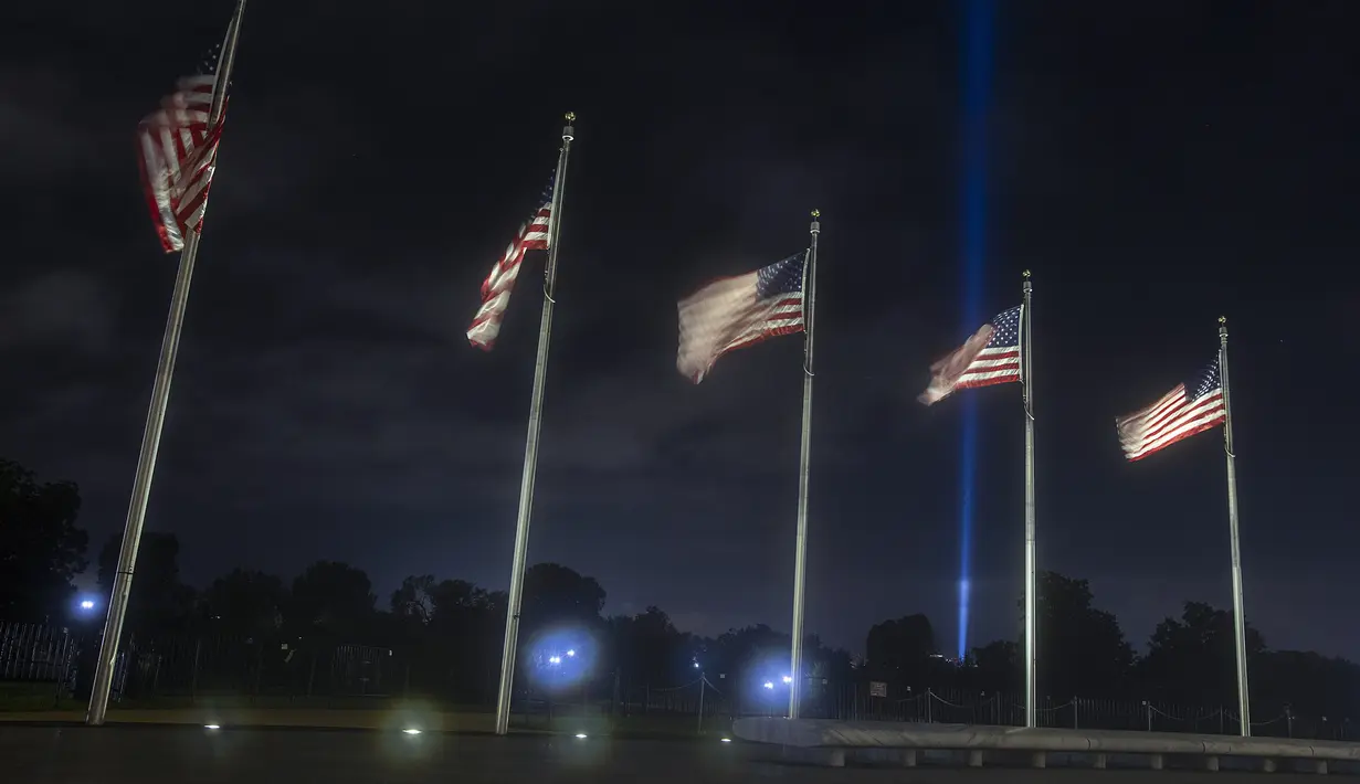 Penghormatan ringan untuk serangan 9/11 di Pentagon terjadi di Monumen Washington di Washington, DC (11/9/2020). Pertunjukan tersebut adalah bagian dari peringatan skala kecil tahun ini karena pandemi virus corona. (Tasos Katopodis / Getty Images / AFP)