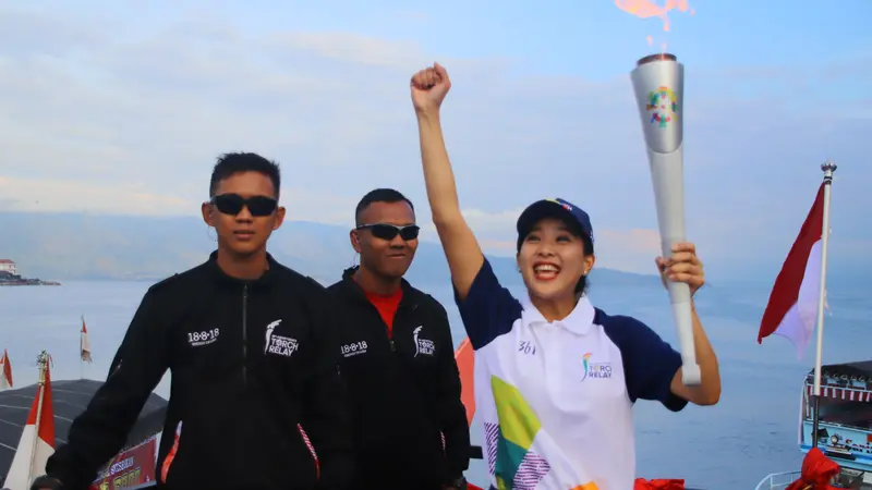 Obor Asian Games 2018 dibawa mengarungi Danau Toba