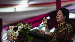Menteri Koordinator Pembangunan Manusia dan Kebudayaan (PMK) Puan Maharani, memberikan sambutan dalam acara buka puasa bersama karyawan di PT Tempo Scan Pacific Cikarang, Jawa Barat, Kamis (23/6). (Liputan6.com/Faizal Fanani)