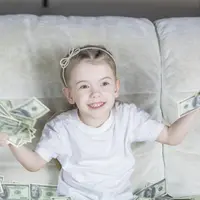 Memperkenalkan anak pada konsep pengelolaan uang sejak kecil akan menumbuhkan rasa tanggung jawab. Bermix Studio on Unsplash