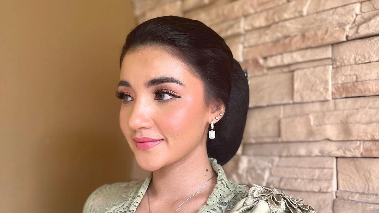 Tsania Marwa mengenakan kebaya (Instagram/tsaniamarwa54)