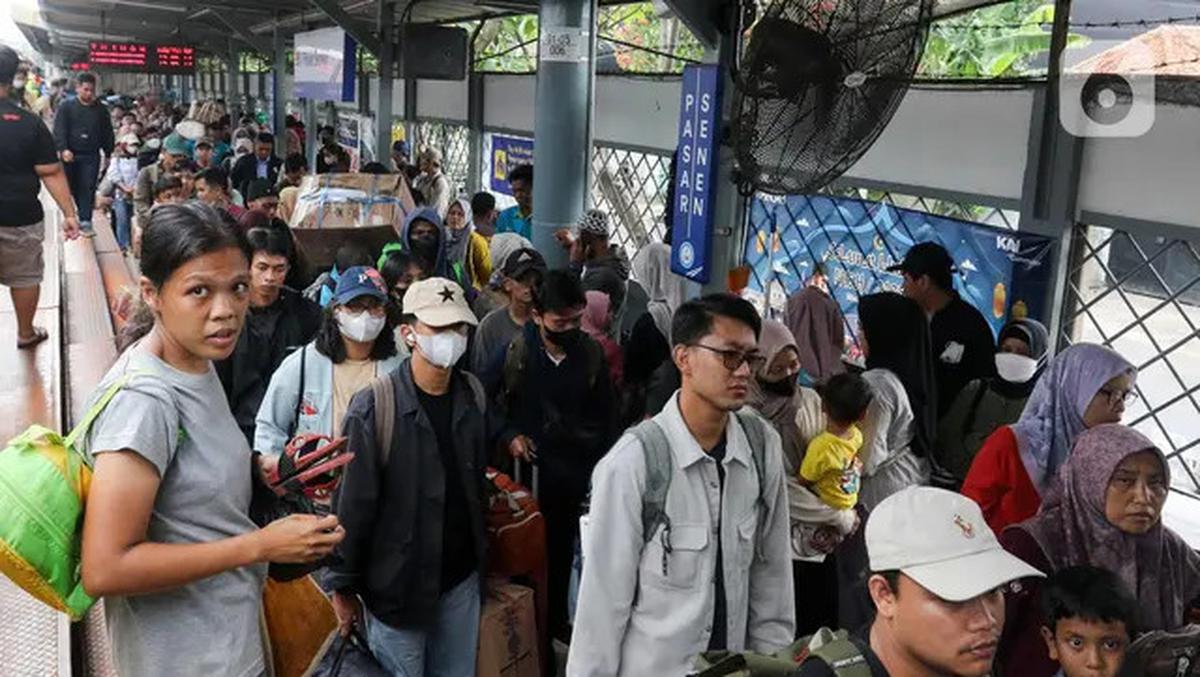 Arus Balik Lebaran 2025, Pemudik Pengguna KAJJ Padati Stasiun Pasar Senen Jakarta