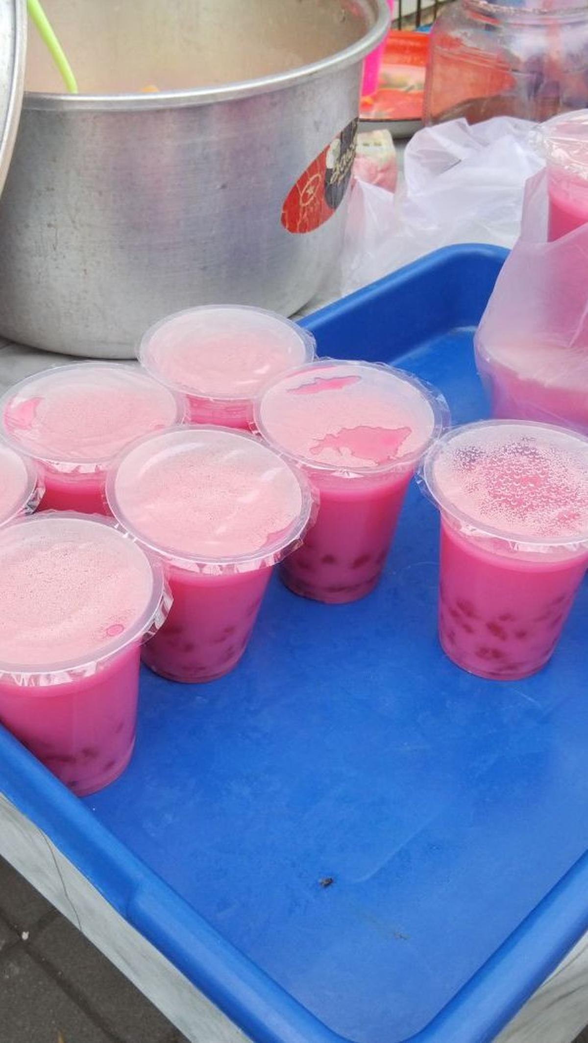 Takjil menjadi makanan yang banyak diburu oleh umat muslim saat berpuasa. Rupanya pencarian makanan berbuka ini tak hanya dilakukan oleh umat muslim, namun juga non-muslim. Oleh karena itu, tren War Takjil menjadi hangat diperbincangkan selama bulan Ramad