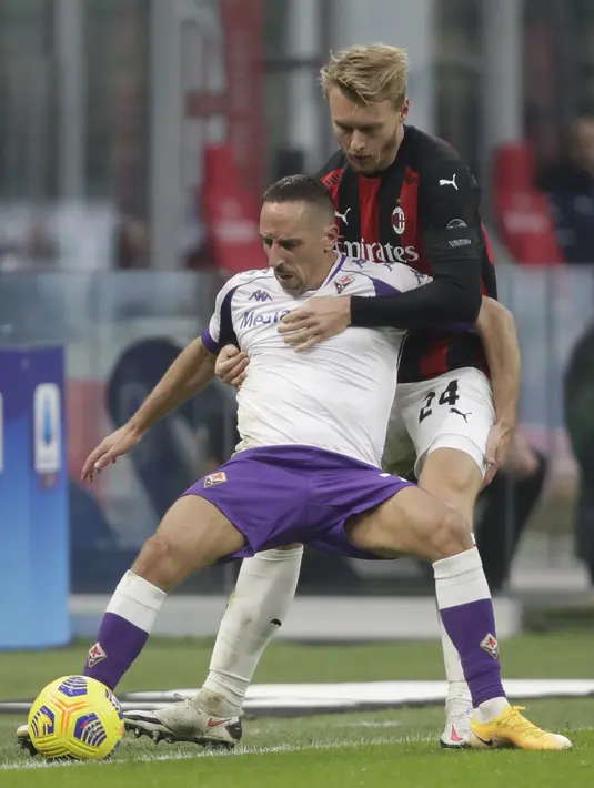 Bek AC Milan, Simon Kjaer berusaha merebut bola dari gelandang Fiorentina, Franck Ribery pada pertandingan lanjutan Liga Serie A Italia di stadion San Siro di Milan, Italia, Minggu (29/11/2020). AC Milan menang 2-0 atas Fiorentina. (AP Photo / Luca Bruno )