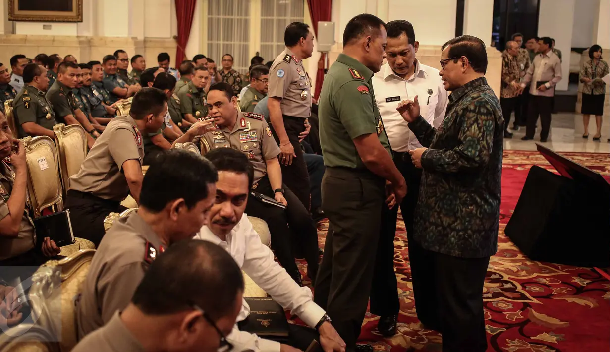 Panglima TNI Jenderal Gatot Nurmantyo berbincang dengan Kepala BNN, Budi Waseso dan Seskab Pramono Anung saat hadir dalam rakor dengan Pangdam-Kapolda serta perwira tinggi TNI-Polri di Jakarta, Senin (24/10). (Liputan6.com/Faizal Fanani)