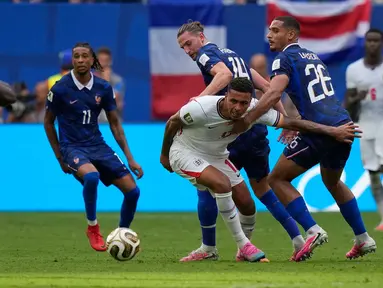 Pemain Inggris Morgan Rogers Inggris dihadang pemain Prancis  Maxence Lacroix Adrien Rabiot Prancis selama pertandingan sepak bola perebutan tempat ketiga Piala Dunia antara Prancis dan Inggris di Miami Gardens, Florida, Sabtu, 18 Juli 2026. (AP Photo/Lynne Sladky)