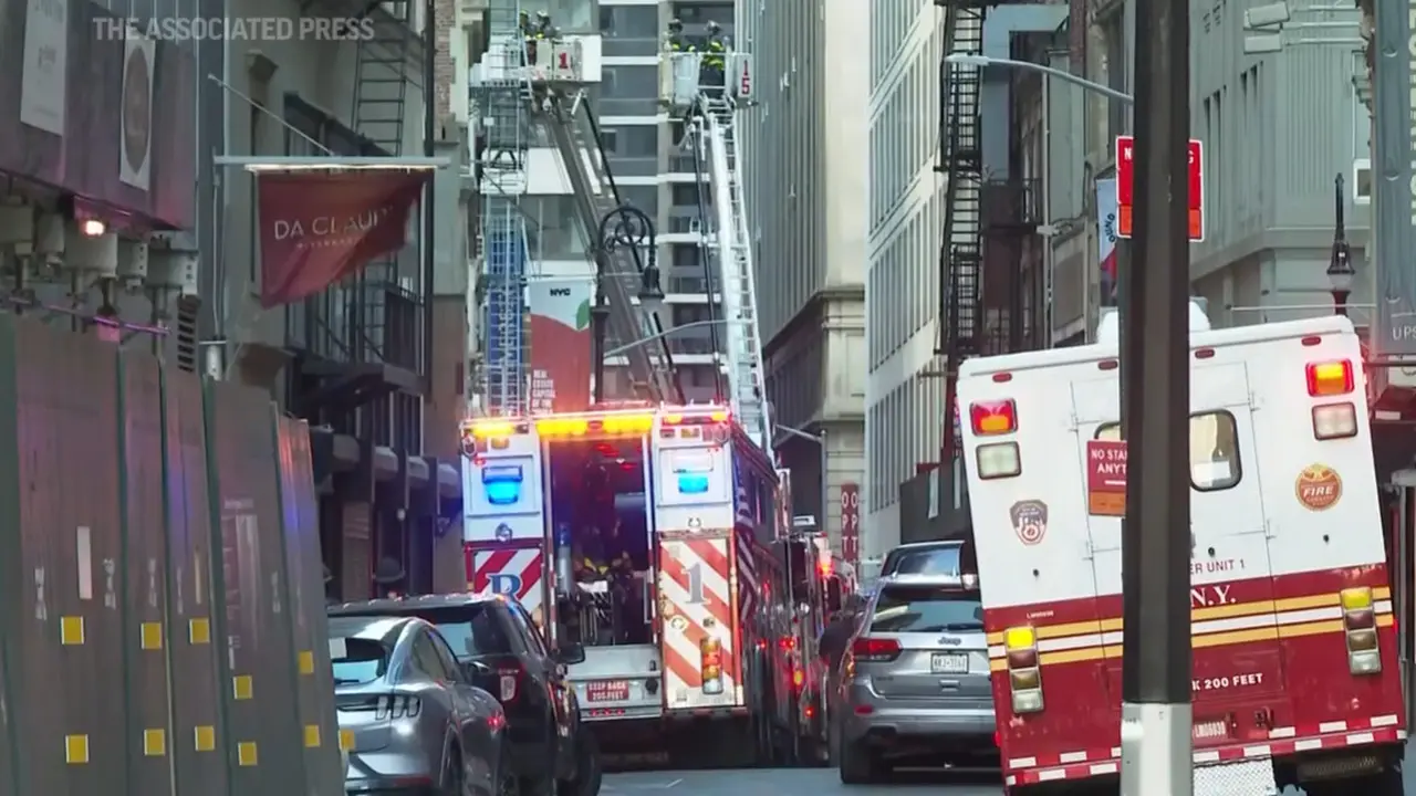 Insiden tempat parkir runtuh di Manhattan, New York City.