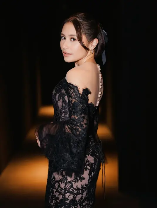 Prilly tampil elegan mengenakan mini dress lace hitam dari @byansoe yang tampilannya di arahkan oleh stylist @andrepanaga. [@armanfebryan]