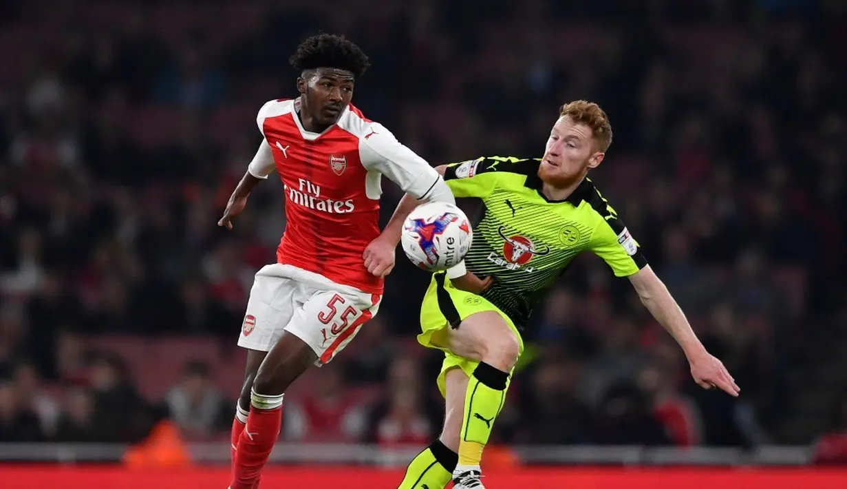 Pemain Arsenal, Ainsley Maitland-Niles (kiri), berebut bola dengan pemain Reading, Stephen Quinn, dalam laga 16 besar Piala Liga Inggris di Stadion Emirates, Rabu (26/10/2016) dini hari WIB. (Action Images via Reuters/Tony O'Brien)